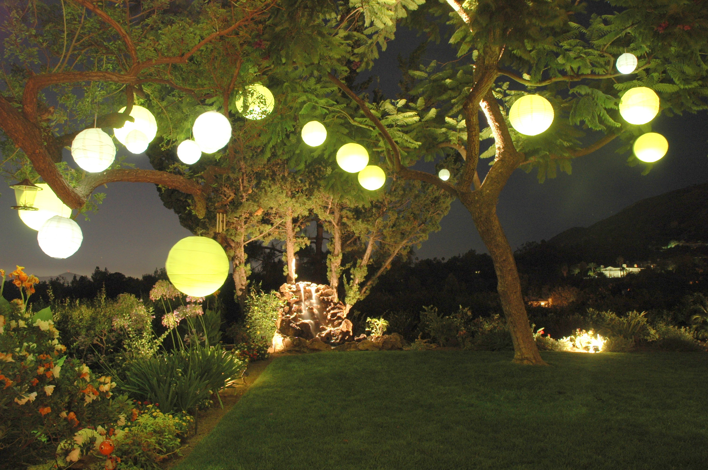 Step night. Фонарики для сада. Декоративное освещение сада. Ландшафтное освещение светильники. Подсветка деревьев в саду.